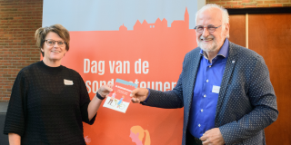 Overhandiging eerste exemplaar